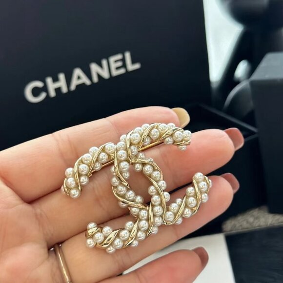 Chanel pearl brooch - Picture 3 of 8